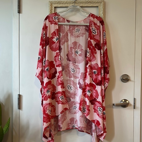 ACTIVE USA | Floral Kimono in Red Poppy Floral Print Rayon - Picture 3 of 13